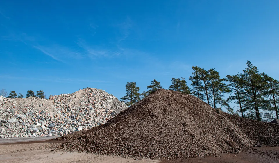 To hauger med betong og stein som skal gjenbrukes