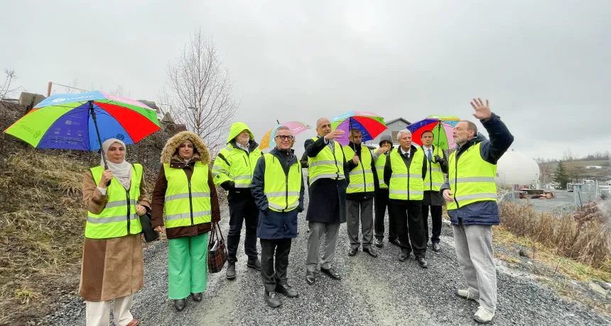 Delegasjon fra Jordan oppstilt på vei utenfor biogassanlegg i Drammen