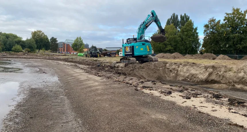 Gravemaskin i arbeid på Møringa badeplass