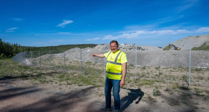 Anleggsleder Egon viser frem nytt gjerde som er på plass for å sikre trygg ferdsel i turområdet rundt deponiet