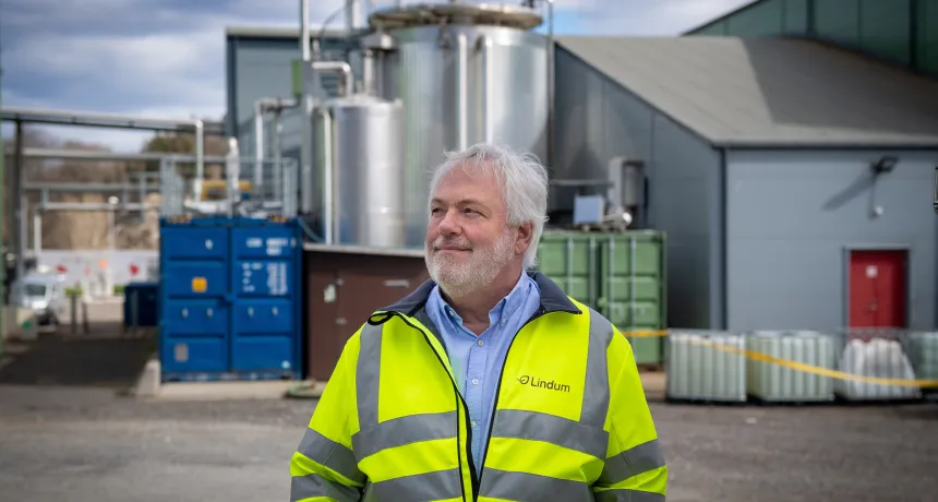 Pål Smits utenfor Lindum sitt biogassanlegg i Drammen